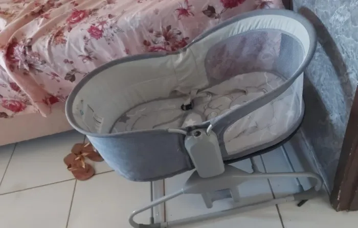 Berço elétrico toca e balança