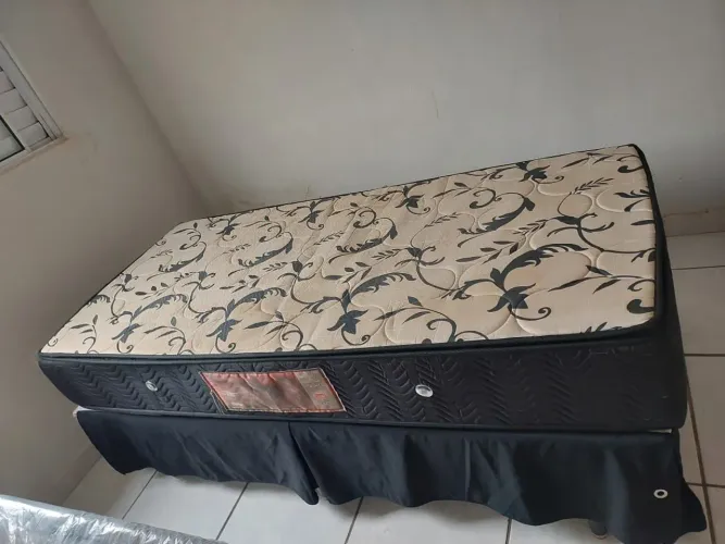 Vendo cama box de solteiro 