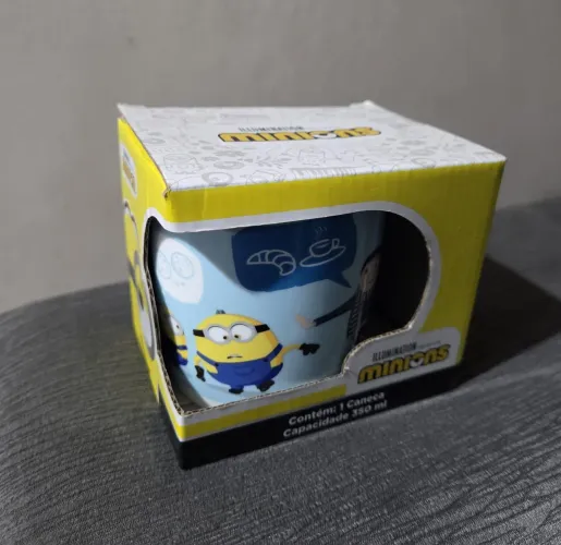 Caneca dos Minions da marca Illumination com capacidade de 350 ml.