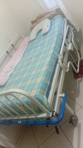 Cama hospitalar manual e colchão pneumático antiescara