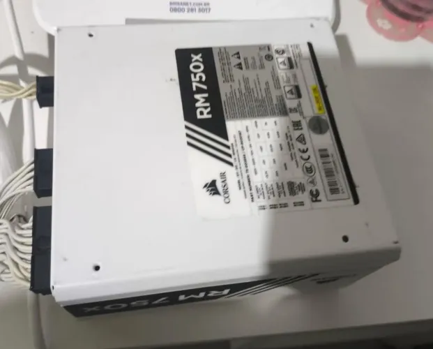 Fonte Corsair RM750x branca 80 plus Gold Full modular, pequeno mal contato no cabo