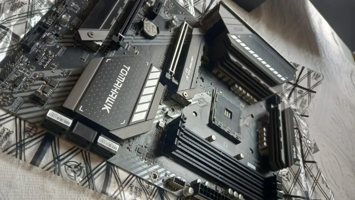 KIT Placa mãe B550M Tomahawk + Ryzen 7 5700X + Memória RAM Kingston Fury Beast 32GB