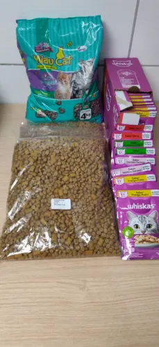 Kit Wiskas Ração (carne) + 28 sachês (22/frango, 2/carne, 2/salmão, 2/cordeiro) + areia.