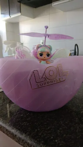Boneca LOL voadora