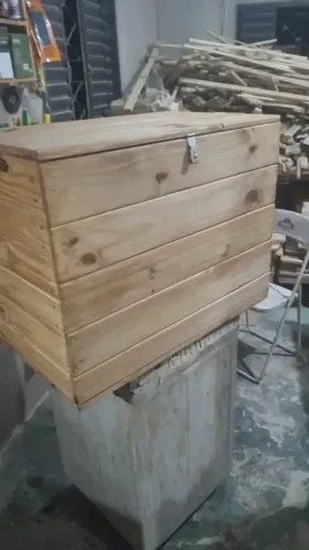 Bau Grande na cor escura todo parafusado, reforçado e colado