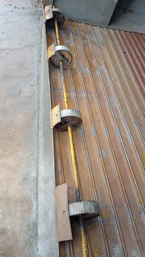 Vendo uma porta de aço 3,60 de alt. X 2.48 de largura.