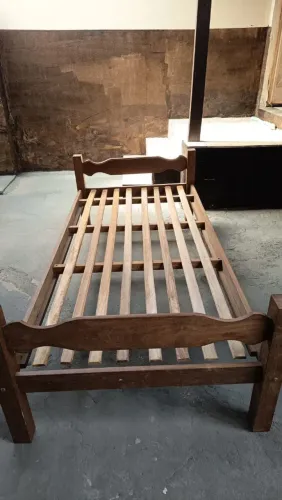 Vendo cama de solteiro com colchão.