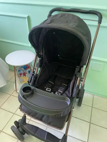 Vendo carrinho e bebê conforto 