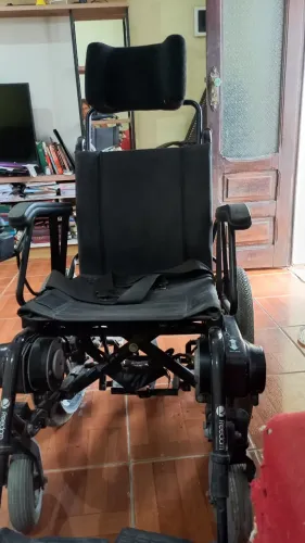 Vendo cadeira de rodas motorizada usada sem que não carrega a bateria