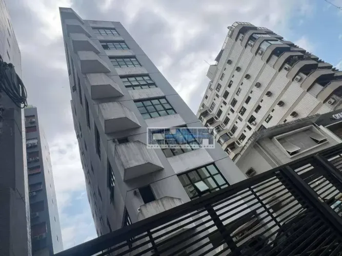 PRÉDIO COMERCIAL de 7 ANDARES e 20 VAGAS