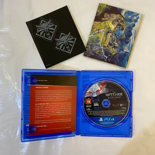Jogo PS4 The Witcher 3 (completo com mapa e adesivos) + brinde