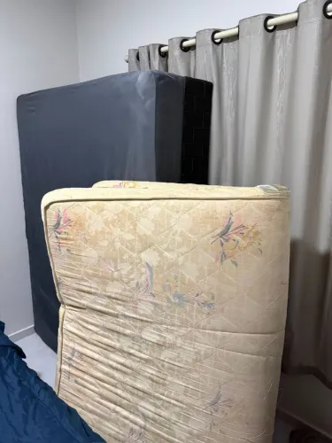 Vende-se uma cama box com um colchão de casal