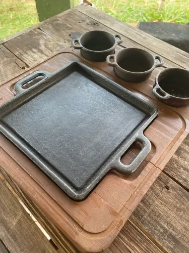 Kit Tábua de madeira com chapa de ferro fundido + 3 molheiras de ferro fundido 