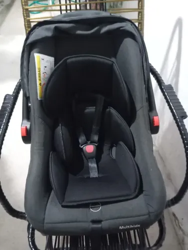 Vendo uma cadeirinha de carro pra beber até 1 ano