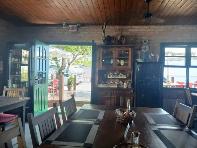 Restaurante  contrata auxiliar de serviços gerais 