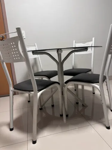 Mesa com 4 cadeiras