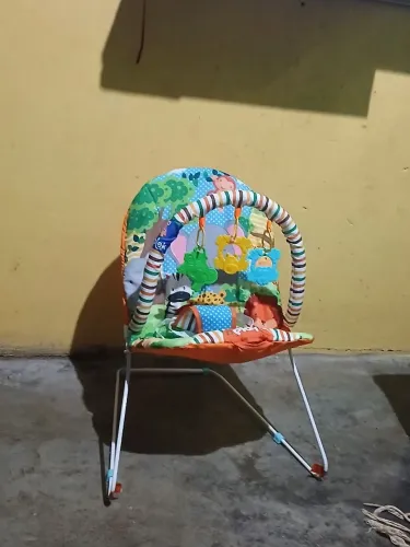 Vende-se este esta cadeirinha. A vista:80,00. Somente retirada