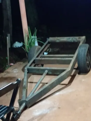 Chassi de carretinha com as rodas e engate não tem feixo de mola e nem amortecedor