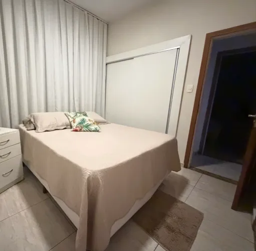 Quarto com armário em apartamento térreo bairro Santo Agostinho