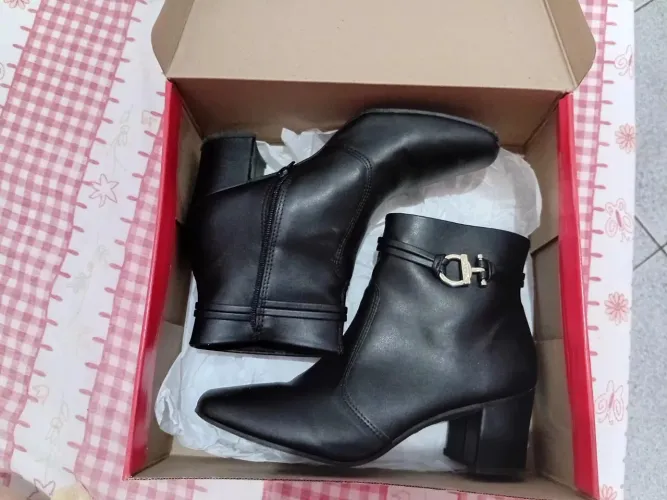Bota feminina de salto grosso, nunca foi usada número 37