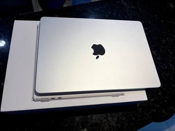 MacBook Air M2 )16 Gigas)
