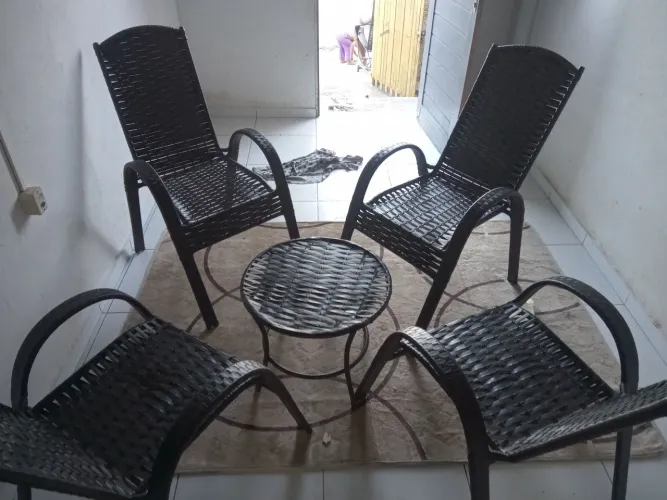 Vendo conjunto de quatro cadeiras com cinto