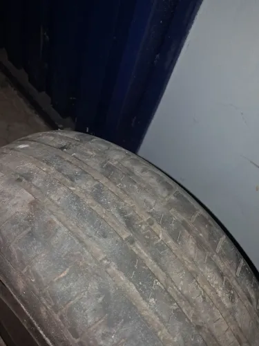 Pneus 185/45/15 meia vida + calotas