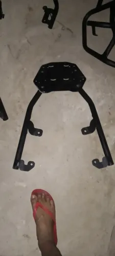 suporte de bagageiro para baú (top case) do tipo universal.
