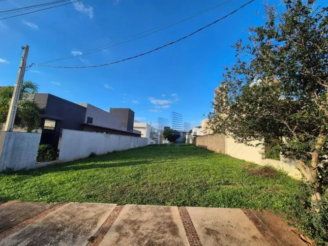 Terreno à Venda no Condomínio Villaggio 3  360 m² em Localização Privilegiada