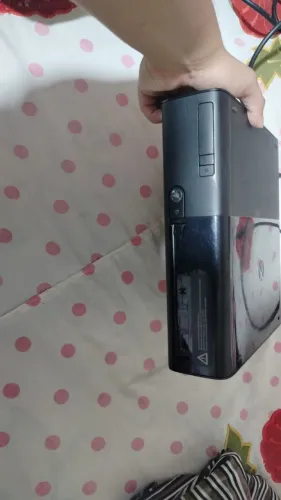 Xbox 360 + Dois controles originais + 23jogos + pilhas recarregáveis e carregador
