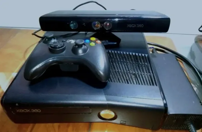 Xbox 360 + jogos e acessórios. PARA RETIRADA DE PEÇAS.