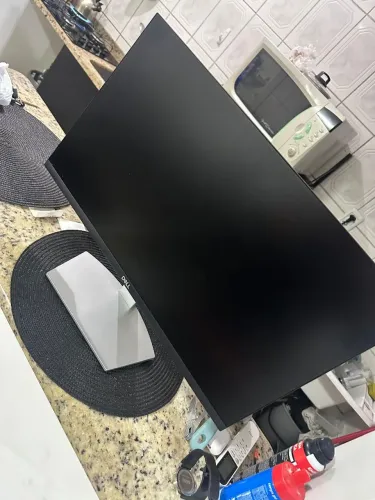 Monitor semi novo, 1 mês se uso 