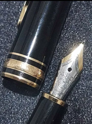 Caneta tinteiro montblanc detalhes em ouro e boné da Montblanc 