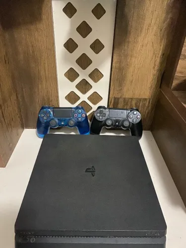 Vendo ps4 slim 1tr 2 controles e 6 jogos