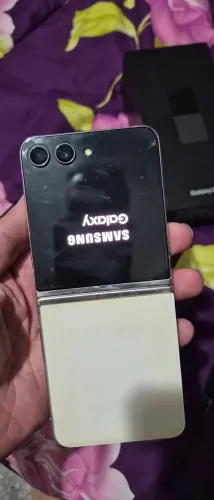 Z flip 5 branco lindo completo na caixa (apenas um detalhe)