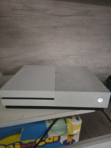 Xbox One S 1TB all-digital Branco + cabos - sem controle