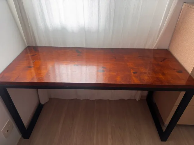 MESA DE MADEIRA RÚSTICA COM ESTRUTURA DE METAL