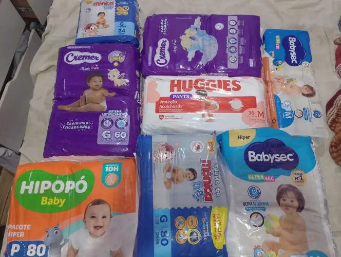 Vendo o lote de fraldas R$ 400,00 e vendo sandália R$60,00 produtos novos. ? faço entrega!