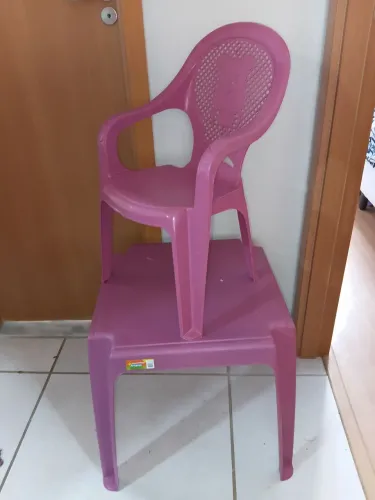 Vende-se mesa + cadeira infantil rosa semi nova
