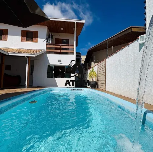 Linda casa com piscina para venda em ótima localização
