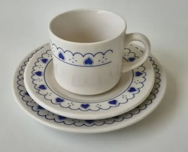Trio de Lanche Vintage Oxford - Xícara, Pires e Prato de Sobremesa Corações Azuis