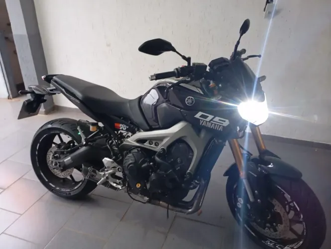 Yamaha MT 09 - 12 mil em  ACESSÓRIOS!!!