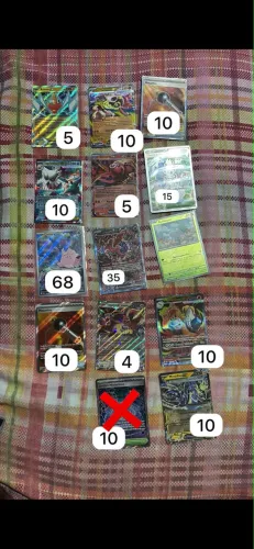 Cartas e pacote de sleeves Pokémon TCG