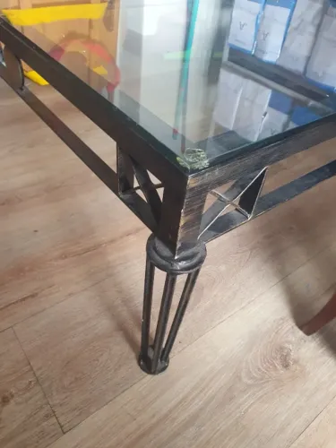 Mesa de centro em metal com tampo de vidro
