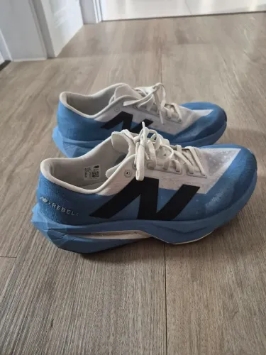 TENIS DE CORRIDA - NEW BALANCE REBEL