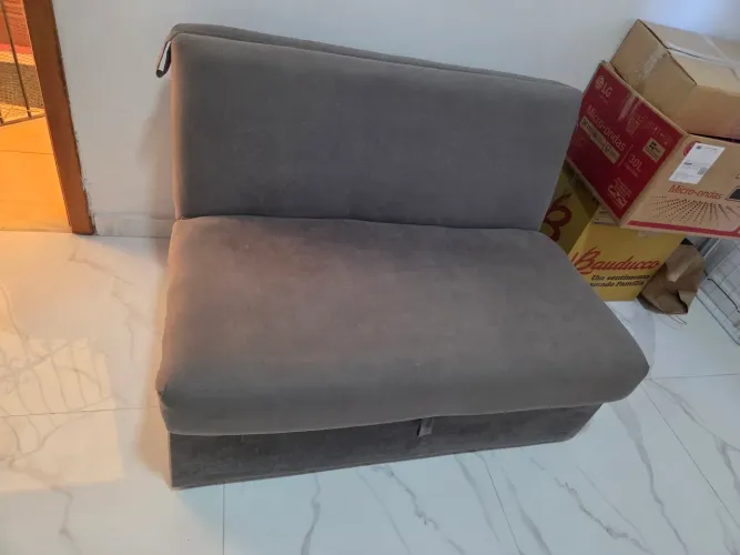 Sofá cama em veludo cinza está perfeito.