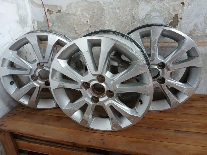 3 rodas aro 15 do onix  ou prisma 