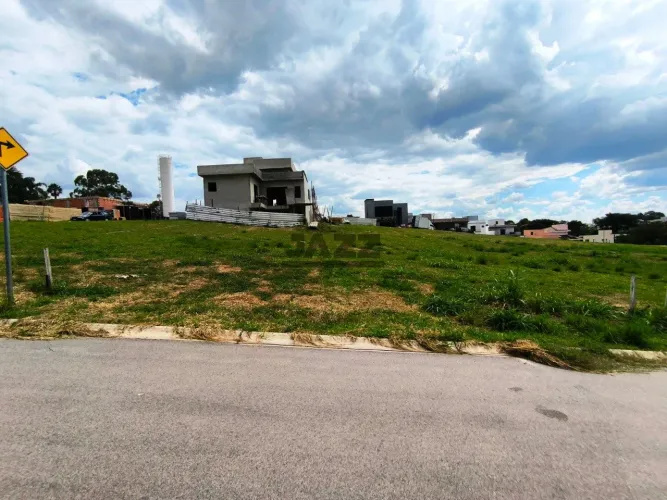 Terreno em aclive de 337 m² no Condomínio Vila dos Manacás, Itu