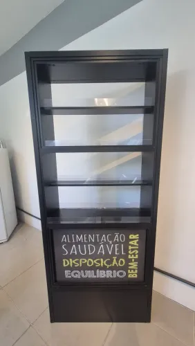 Estante com prateleiras removíveis