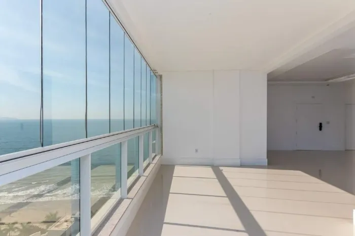 Apartamento com 3 suítes no Edifício Cambirela na Meia Praia em Itapema